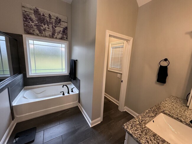 Building Photo - 4 Bedroom 3 Bathroom Home with Bonus Room!