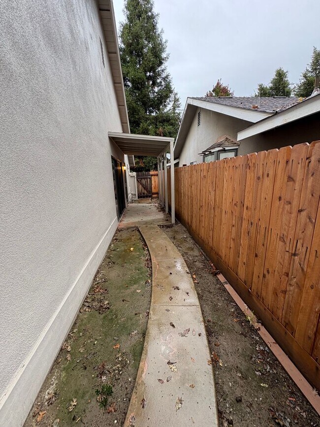 Building Photo - SW Visalia Home Available Now!
