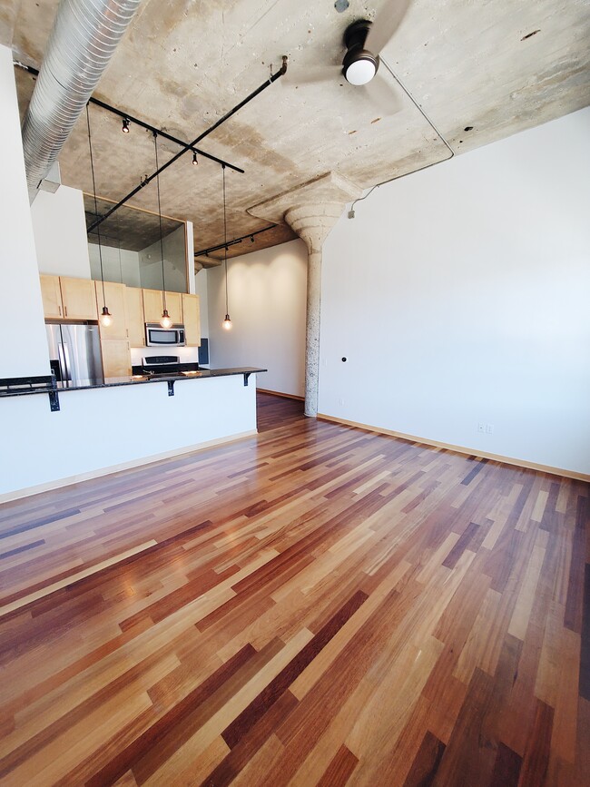 Building Photo - Stunning 1BED/1BATH Third Ward Condo