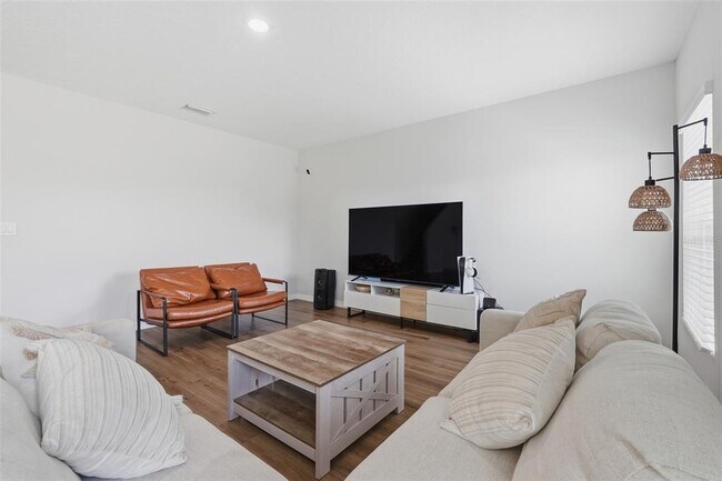 Building Photo - 1330 Current Pl