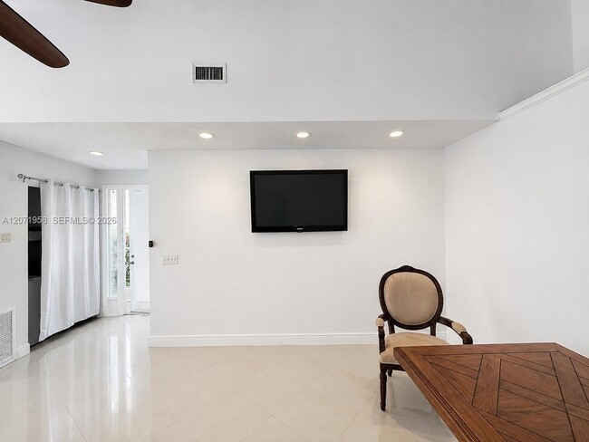 Building Photo - 8142 Silver Palm Ct