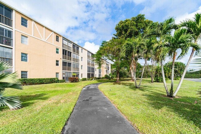 Building Photo - 6795 Huntington Ln