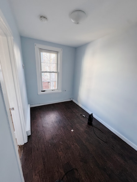 Building Photo - 128 Putnam St