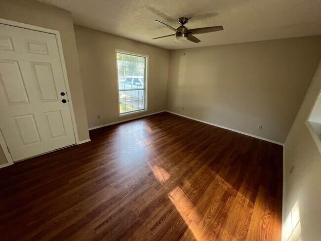 Building Photo - 3 Bed 1 Bath Republic, MO