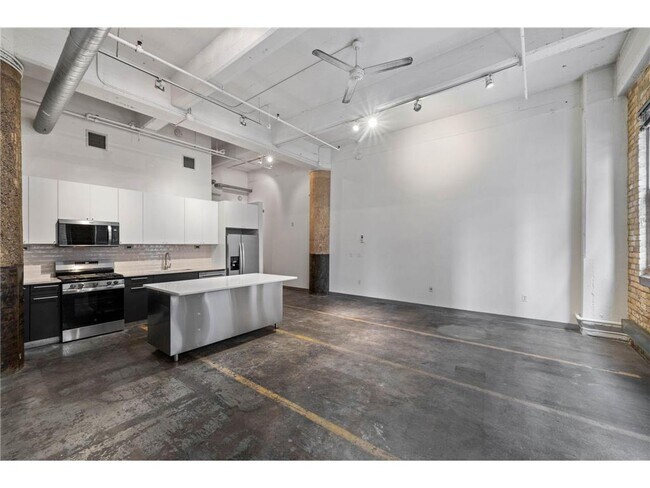 Building Photo - 700 N Washington Ave