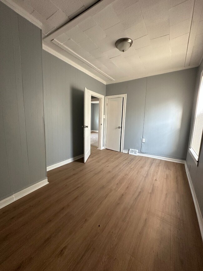 Building Photo - Freshly updated 3BR/1BA apartment in South Chicago