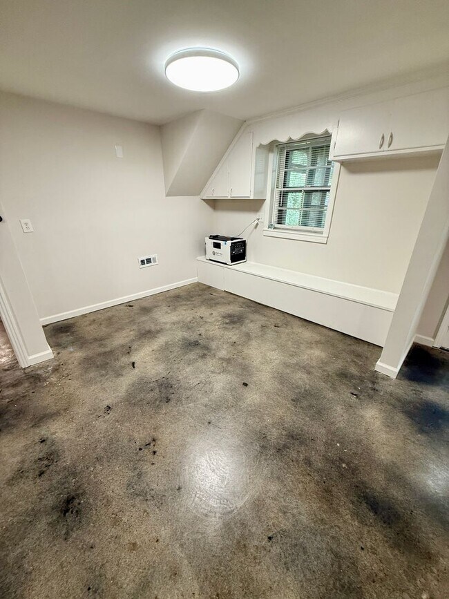 Building Photo - HUGE 4 Bedroom 2.5 Bath Donelson Ranch Cha...