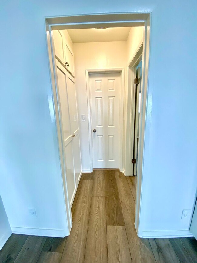 Building Photo - Beautifully Upgraded 1 Bedroom / 1 Bathroom Apartment Available Now!