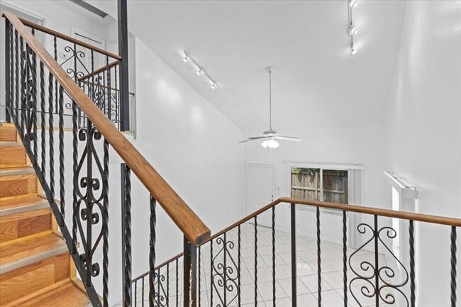 Building Photo - 5410 SW 43rd Terrace