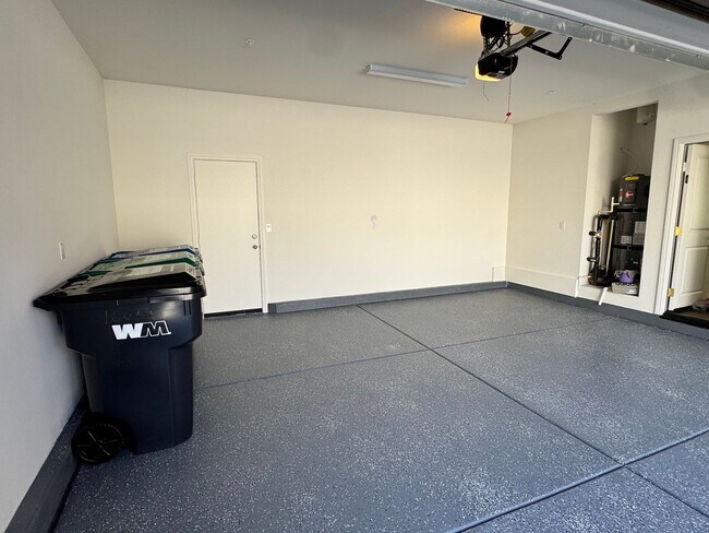 Building Photo - For Lease | Spacious 4-Bed + Den & Loft | ...