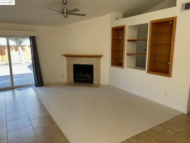 Building Photo - 63 Goldmeadow Ct