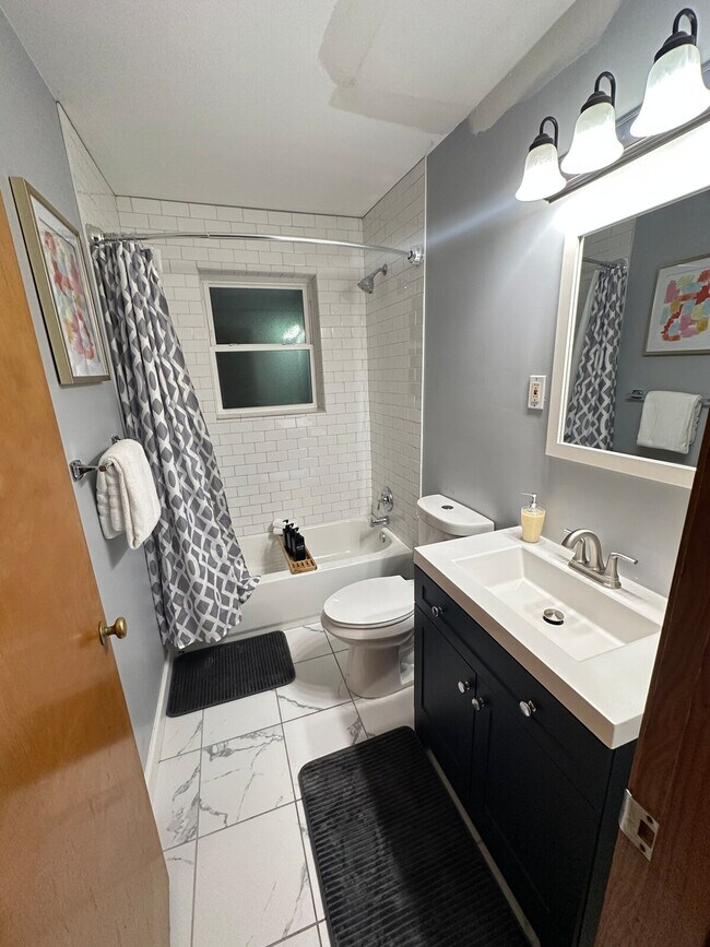 Building Photo - 7047 Hampton Ave