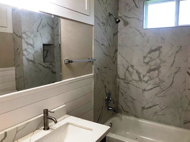 Building Photo - 3022 School St