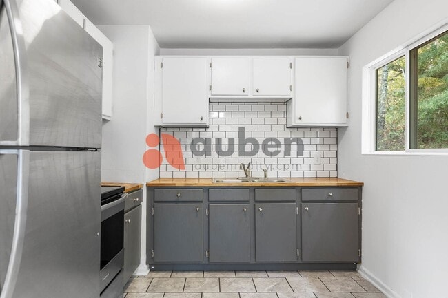 Building Photo - 3 Bedroom Home in St. Elmo! $350 off your ...