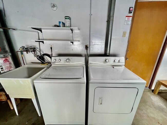 Building Photo - Newly remodeled 4B/2BA house w/ large back...