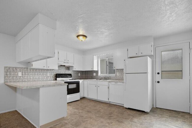 Building Photo - Spacious 2 Bedroom Duplex _ Pet Friendly!