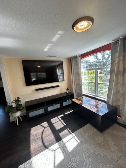 Building Photo - 203 W Crest Ave