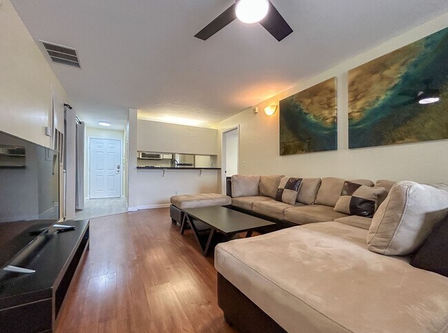 Building Photo - Beautiful Room for Rent in a 4/4 Unit - University Terrace West 511-D