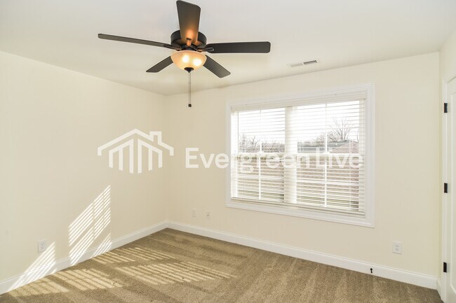 Building Photo - 235 Greenwood Dr