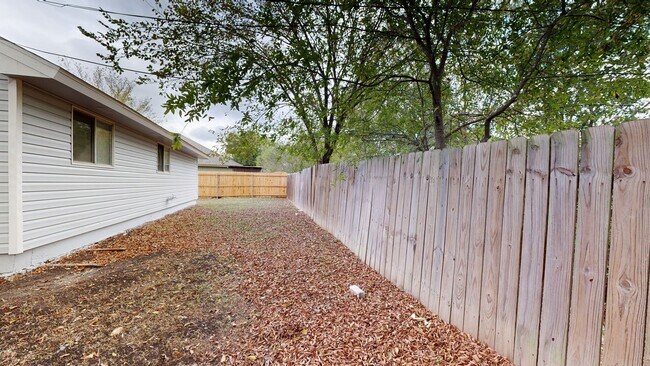 Building Photo - 2208 Cooke Dr