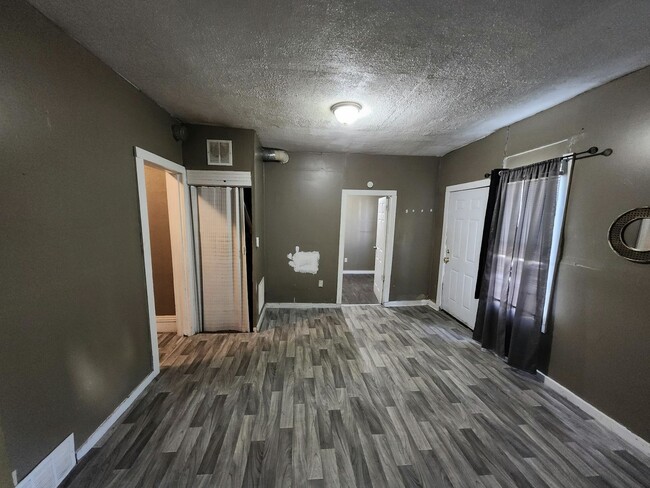 Building Photo - 2033 W 98th St