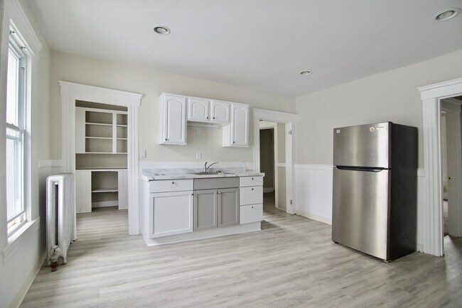 Building Photo - 58 Howes St