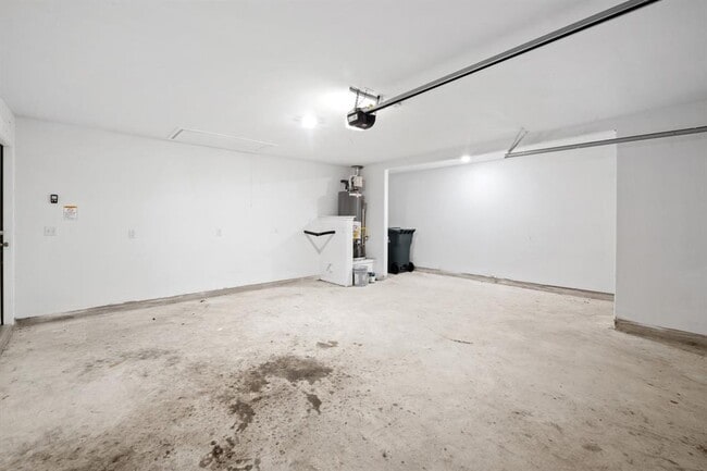 Building Photo - 215 Silver Springs Bend