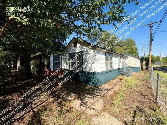 Building Photo - 825 N Oak-