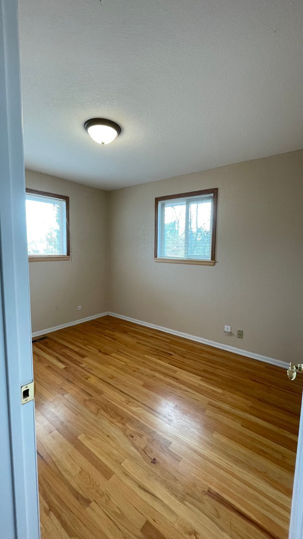 Building Photo - Spacious 4-Bedroom with Mountain Views & U...