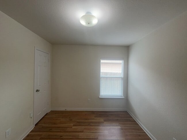 Building Photo - 10009 Iron Ridge Dr