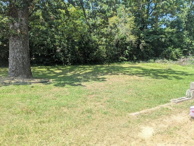 Building Photo - Available Now! Cute 2 Bedroom on Hazel!
