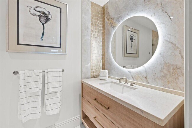 Building Photo - 1313 E Lake Dr