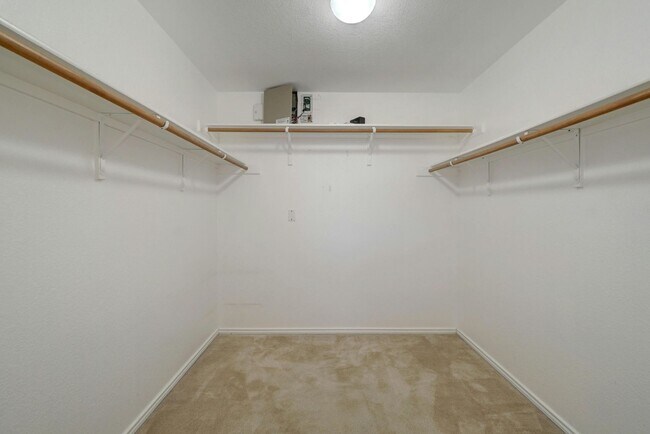 Building Photo - Spacious 4-Bedroom Gem with Office in Desi...