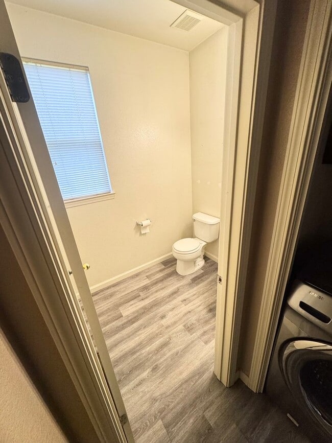 Building Photo - Charming Spacious 3 Bedroom Home