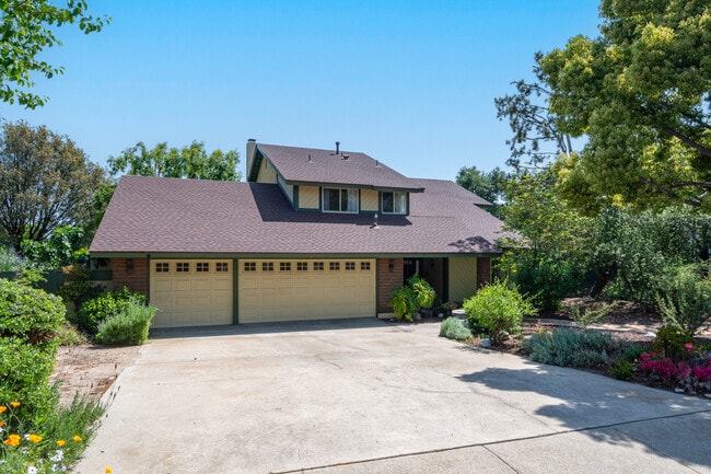 Building Photo - 124 Sequoia Ct