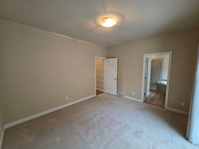 Building Photo - Wonderful Duplex in Eagle Ridge