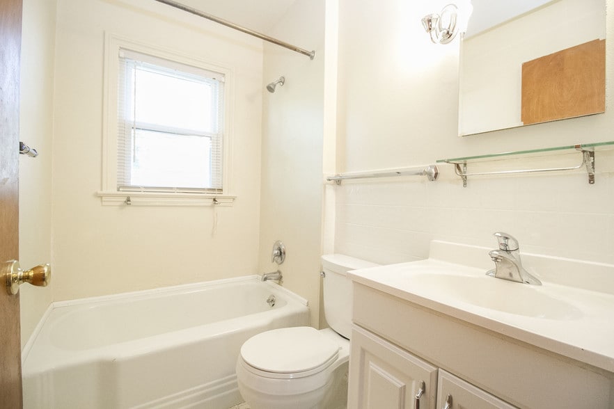 Building Photo - 2943 Escott Ave