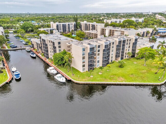 Building Photo - 7 Royal Palm Way