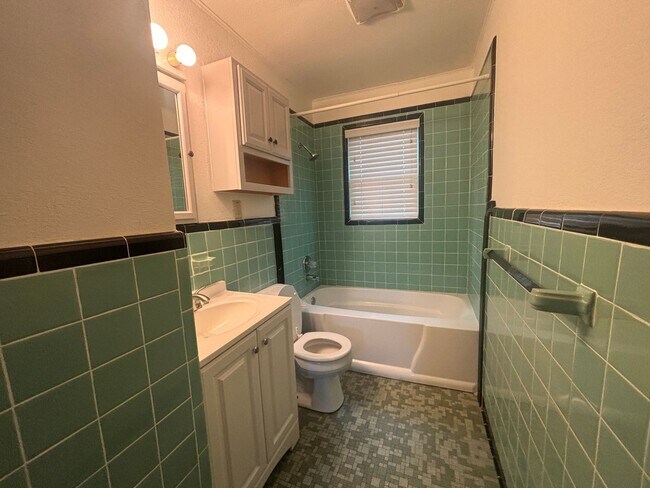 Building Photo - Cute 2 bedroom Hillcrest Bungalow