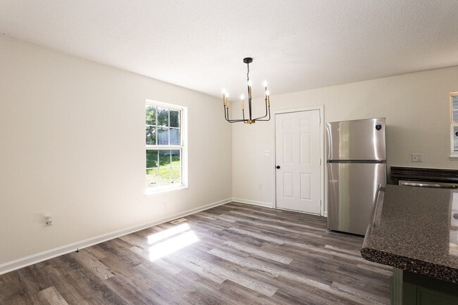 Building Photo - Three Bedroom Home Move in ready!
