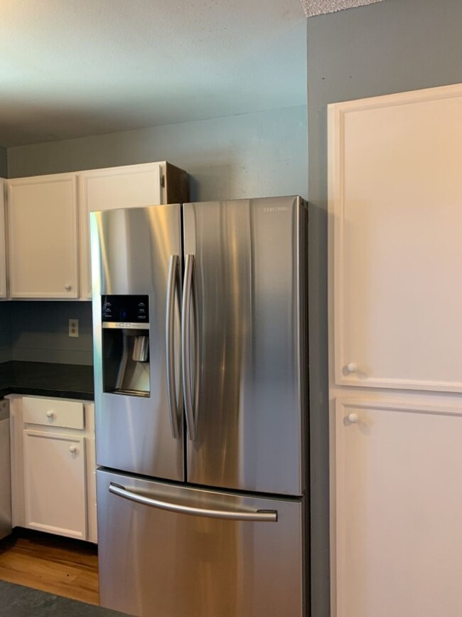 Building Photo - STUDENTS WELCOME! Lovely 2 Bed 1.5 Bath To...