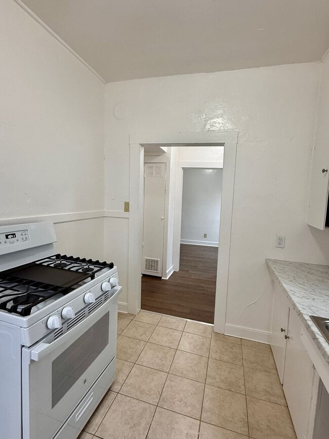 Building Photo - 1 Bedroom 1 Bath Duplex!