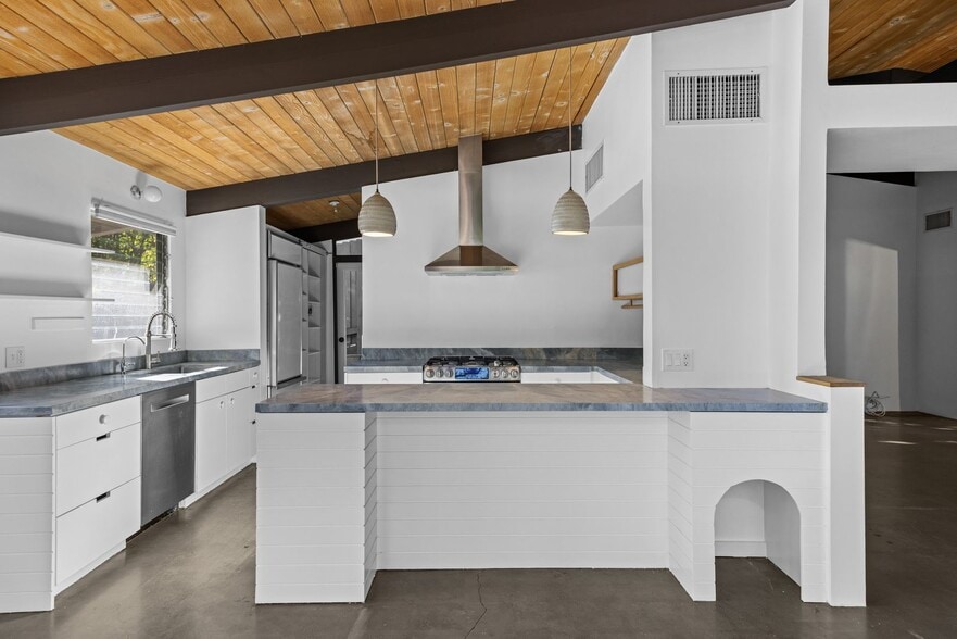 Building Photo - Updated Mid-Century Home in Picturesque Woodland Hills