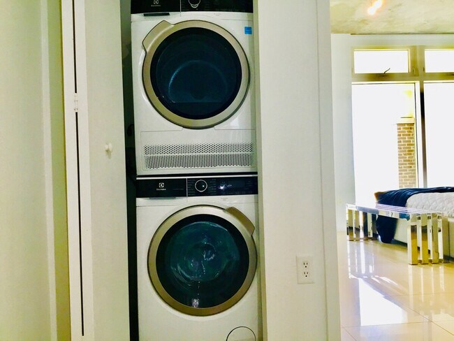 Building Photo - 139 NE 32nd St