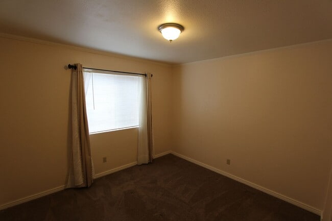 Building Photo - AVAILABLE NOW! Stunning Single-Level Flagstaff Home | Mountain Views & Private Backyard!