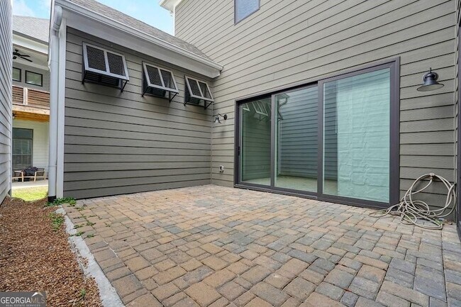 Building Photo - 123 Village Green Ave