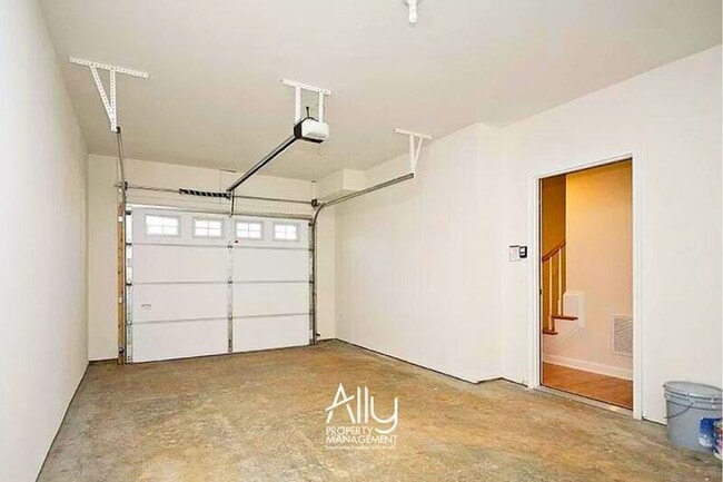 Building Photo - 1610 Kempton Pl