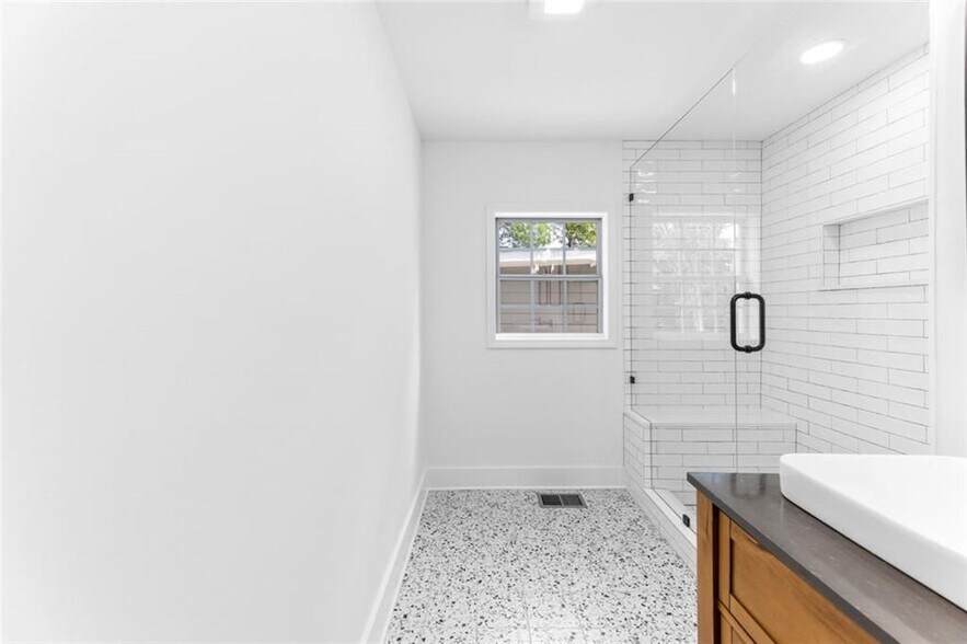 Building Photo - 487 Pasley Ave SE