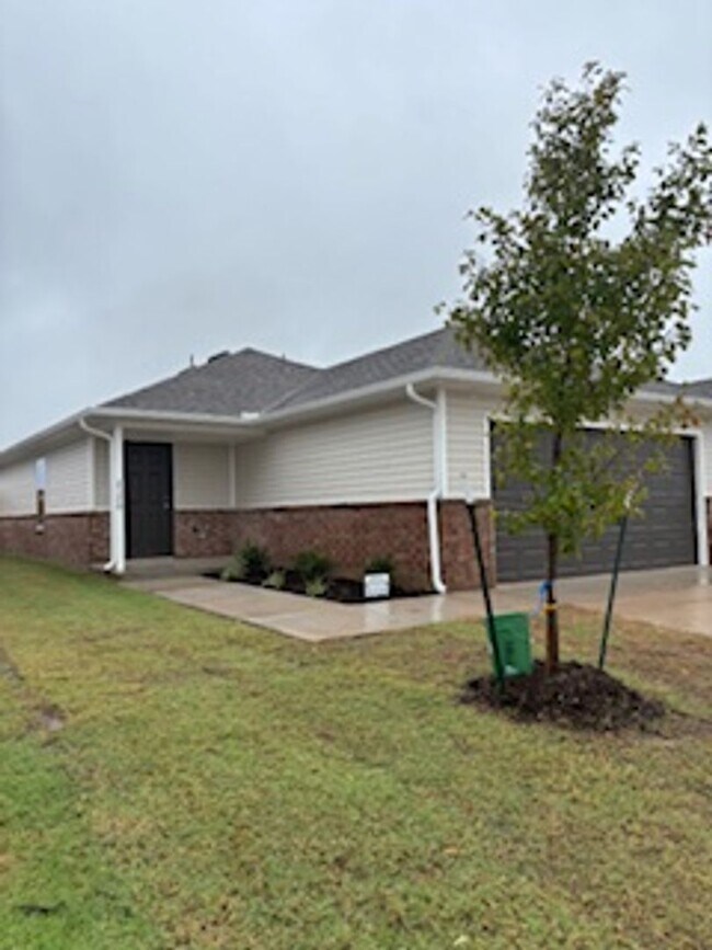 Building Photo - New Home! 1st month free!