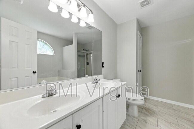 Building Photo - 6811 Dickens Ct E